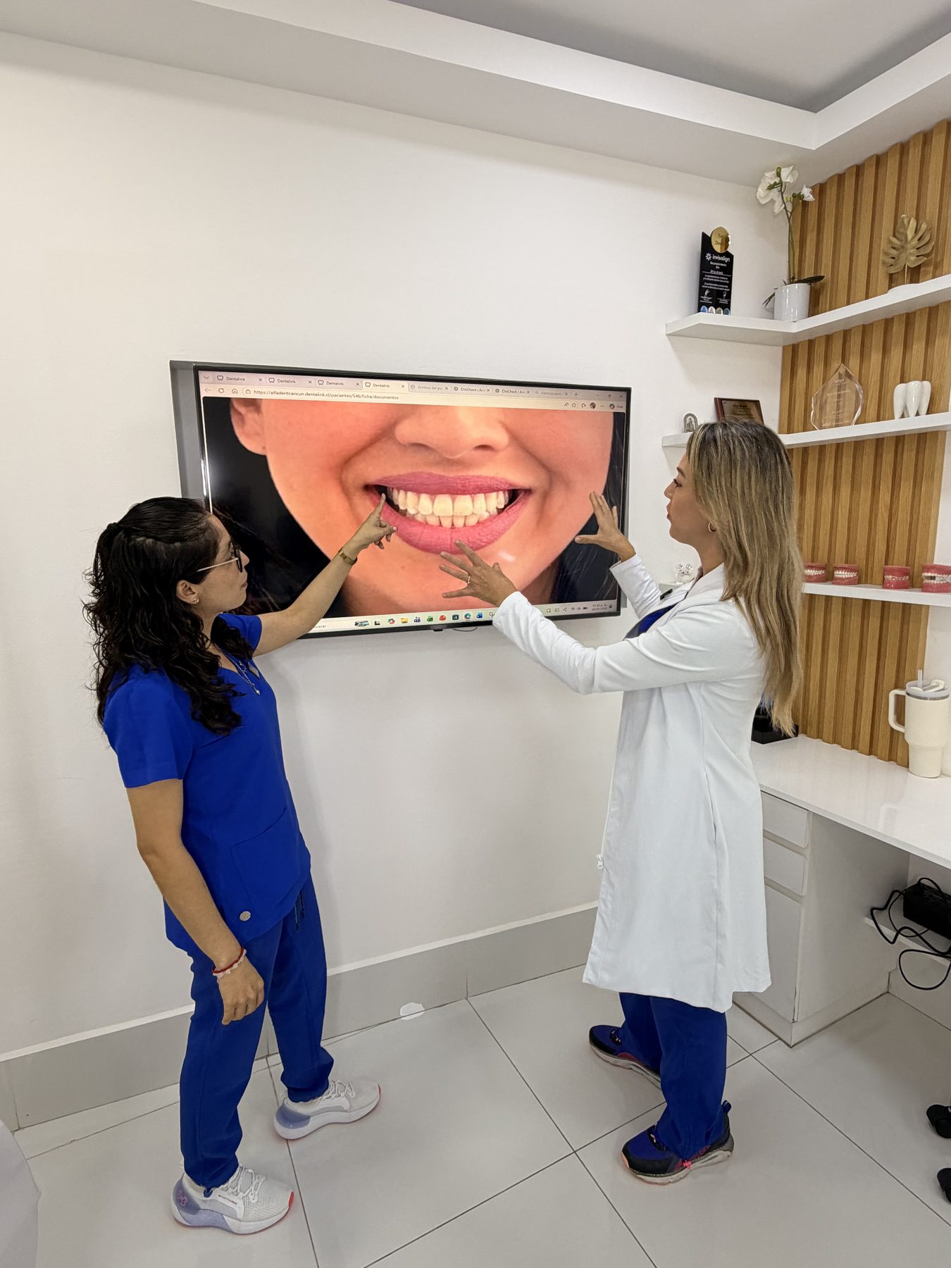 Dra. África revisando una sonrisa con el equipo