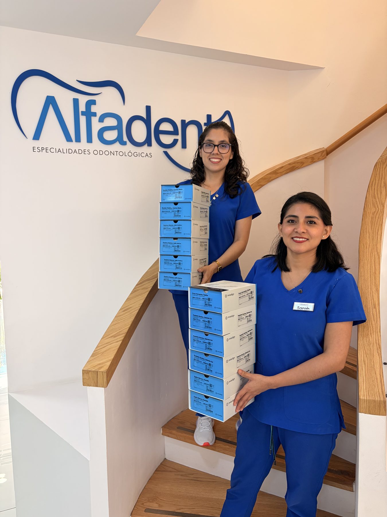 Cajas de Invisalign apiladas con el equipo Alfadent