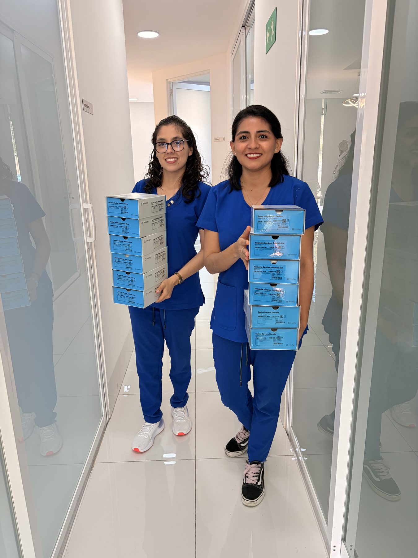 Cajas de Invisalign en el pasillo
