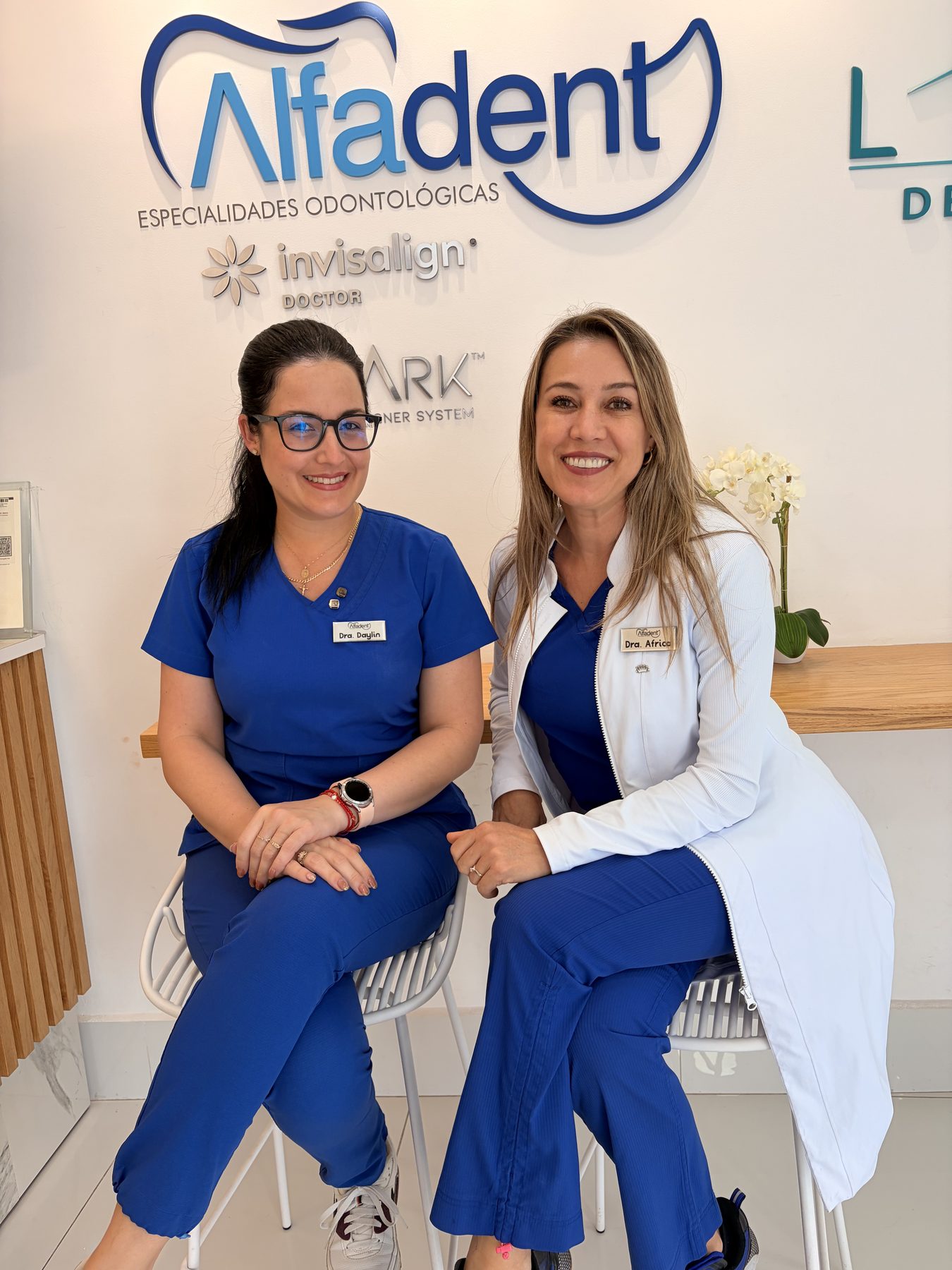 Dra. Daylin Calzada y Dra. África Aranda en la clínica Alfadent